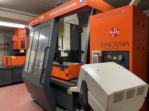 Senkerodiermaschine Charmilles mit orangefarbenem EROWA Handlingsystem zur Palettenbeladung.