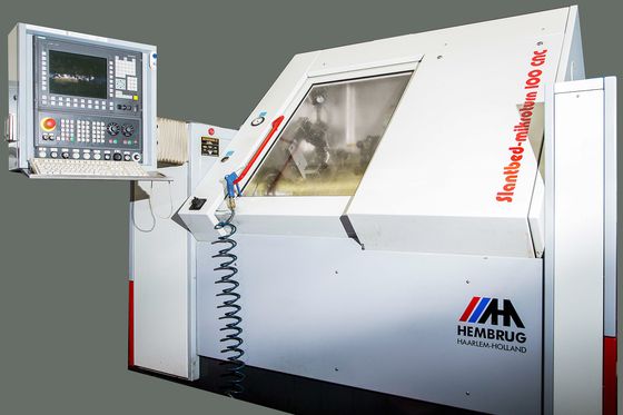 Hembrug Mikroturn 100 CNC Hartdrehmaschine mit Steuerung und geöffneter Arbeitsraumtür.